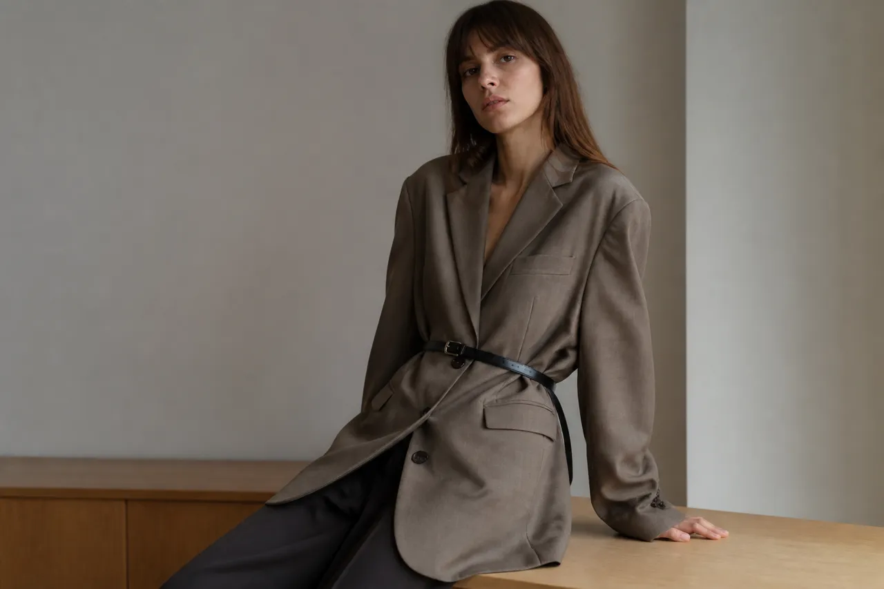 Ceinture fine sur un blazer oversize pour marquer la taille