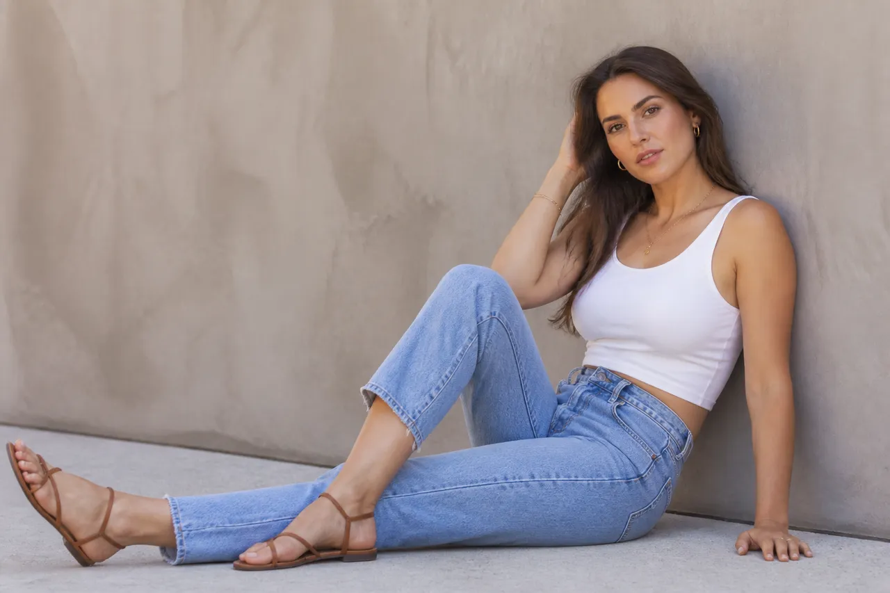 Jean mom en été avec crop top et sandales