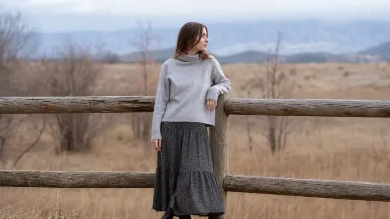 Porter une jupe longue en hiver avec des bottes