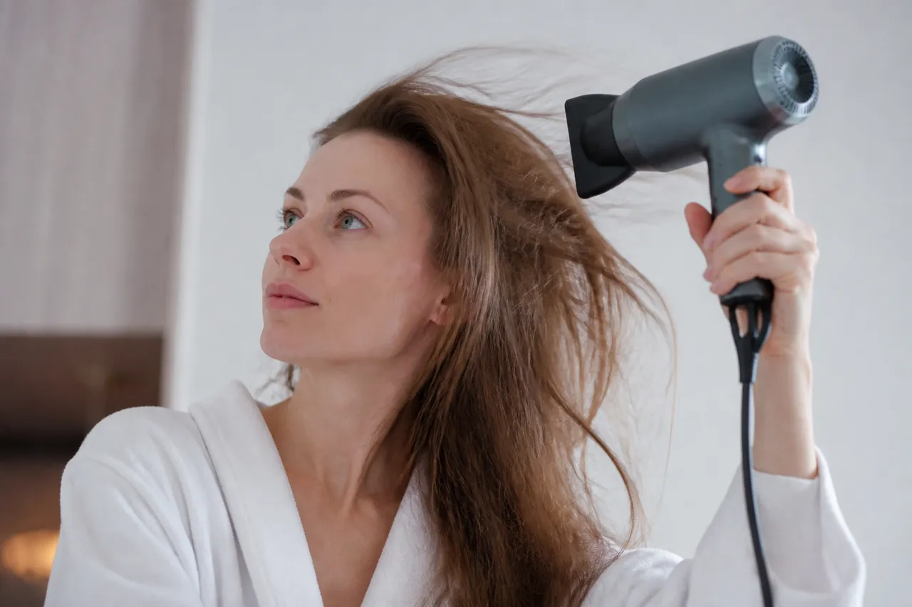 Séchage des racines pour rendre les cheveux plus épais