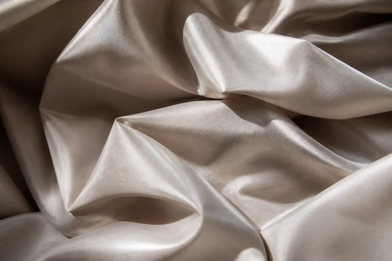 Tissu synthétique brillant qui imite mal la vraie soie