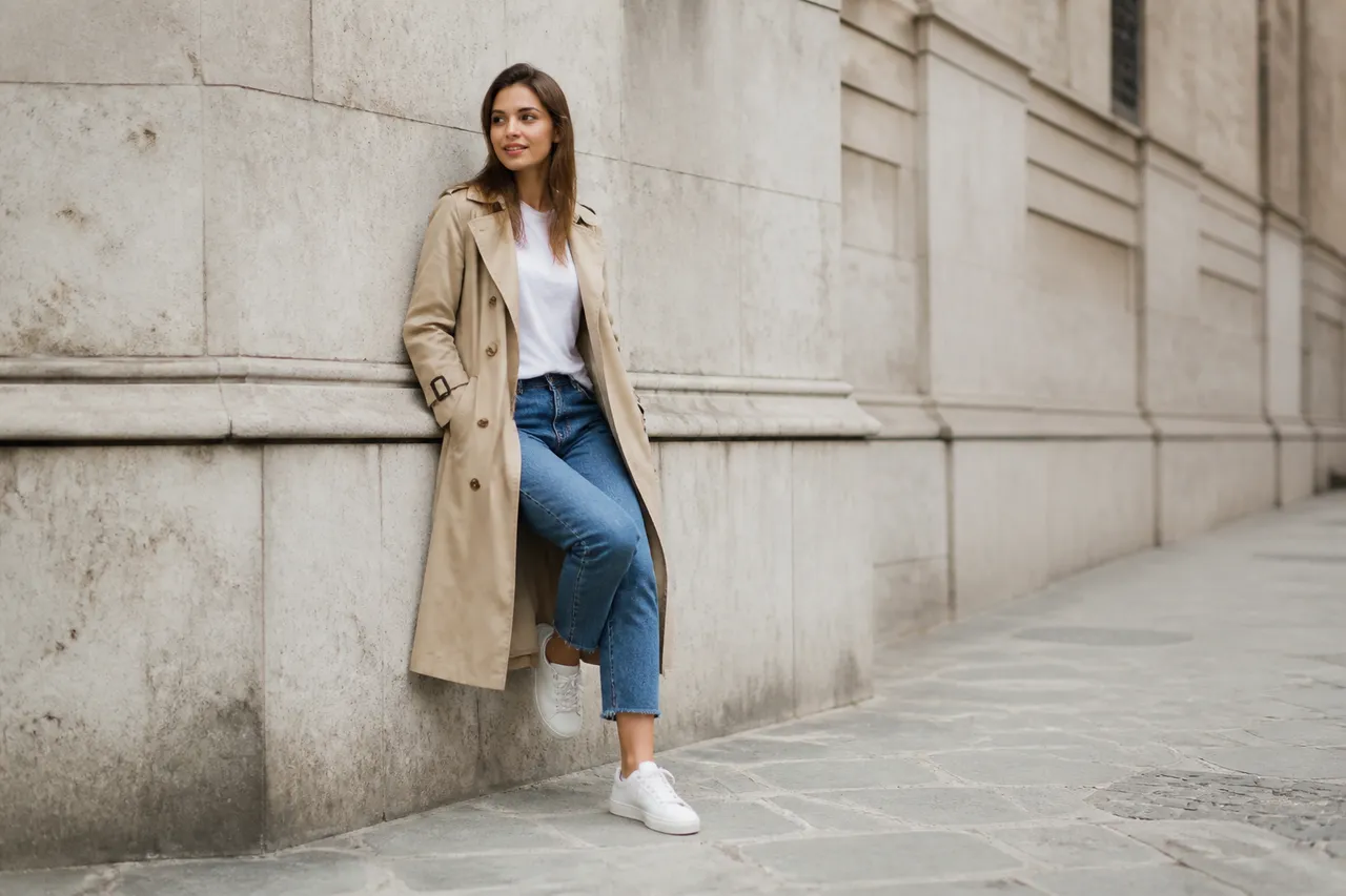 Tenue avec trench, jean et sneakers pour un style casual